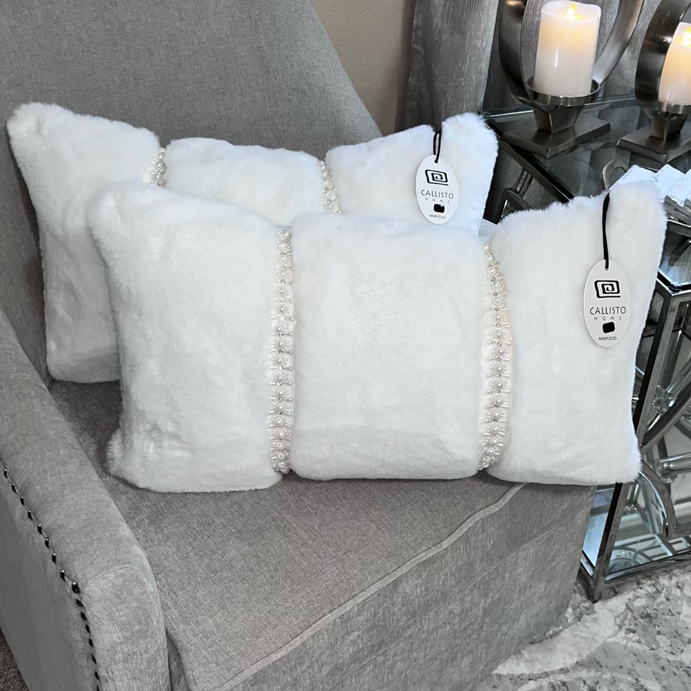 1-NWT CALLISTO HOME FAUX FUR PEARL AND RHINESTONE DESIGN DECORATIVE PILLOW
